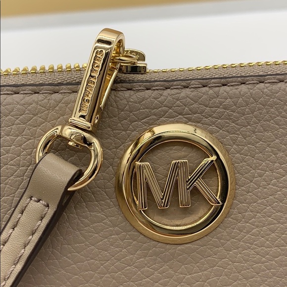 MICHAEL KORS FULTON LG TZ WRISTLET LEATHER TRUFFLE - Picture 13 of 16